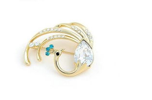 水晶蝴蝶与凤凰胸针 精美玉饰点缀时尚风采