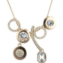 伊泰莲娜丽晶“一生情缘” 玉饰毛衣链，串联东方情韵与时尚风华